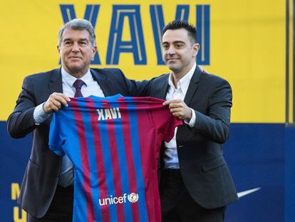 Laporta y Xavi, durante la presentación del nuevo técnico del Barça.