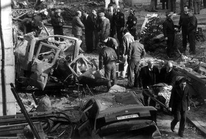 Lugar del atentado de ETA contra una furgoneta del Ej&eacute;rcito en la plaza de la Cruz Verde (Madrid) en 1992. Hubo cinco fallecidos.