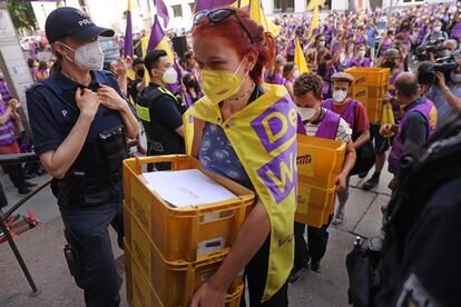 Los activistas del movimiento "Deutsche Wohnen & Co enteignen" (expropiar a Deutsche Wohnen y compañía) entregaron las 350.000 firmas que posibilitaron el referendum el 25 de junio.