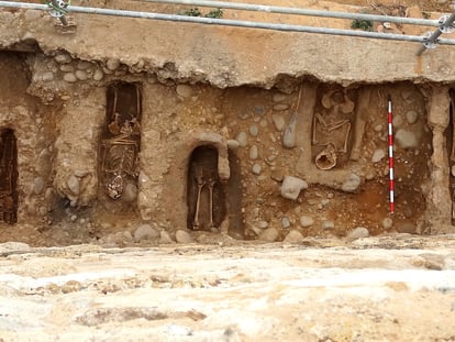 Cuerpos hallados por los arqueólogos junto a la muralla de Almazán (Soria).