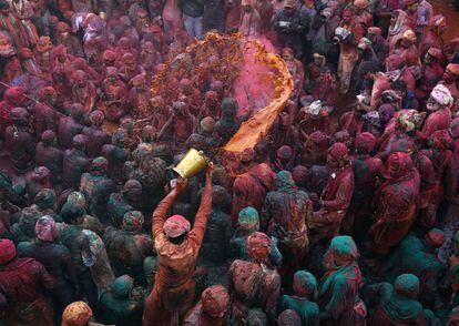 Un hombre lanza agua de color mientras se celebra el festival Holi en Nandgaon (India), el 28 de febrero de 2015.