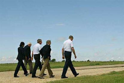 George Bush (en medio) pasea con sus colaboradores más cercanos por su rancho de Crawford (Tejas).