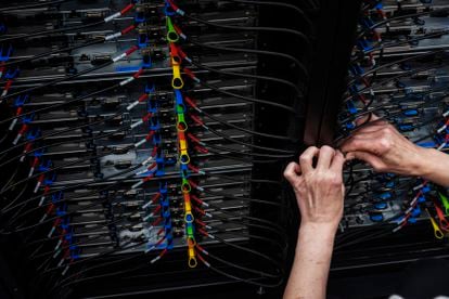 Wiring assembly in the last rack (computer cabinet) of MareNostrum 5, carried out last May.