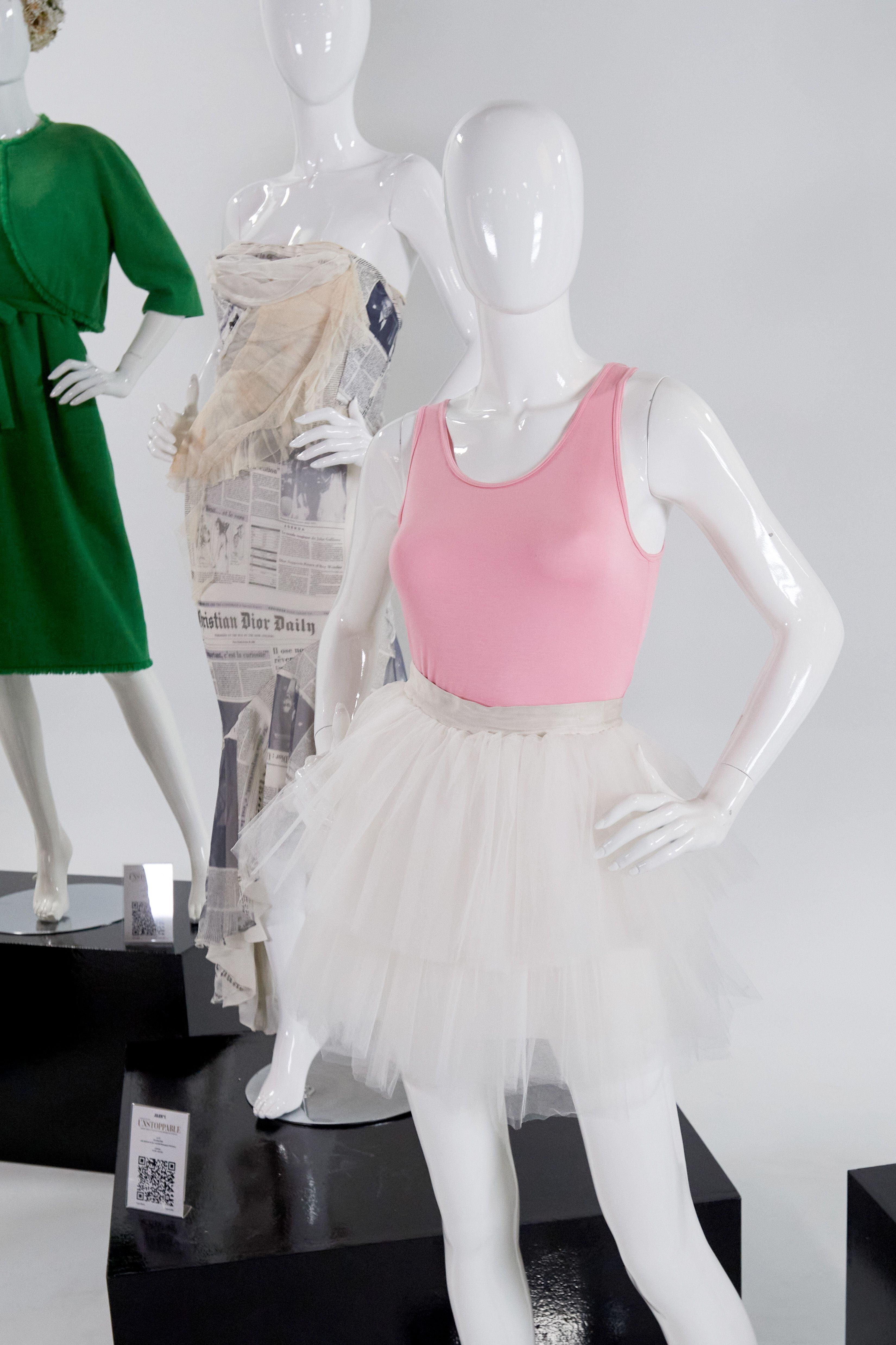 El tutú de Sarah Jessica Parker en 'Sexo en Nueva York', expuesto en la casa de subastas Julien's Auctions en Beverly Hills, California. Tras él, un diseño de John Galliano para Dior.