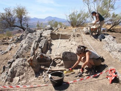 Dos especialistas trabajando en la excavación del cuarto dolmen de Antequera.