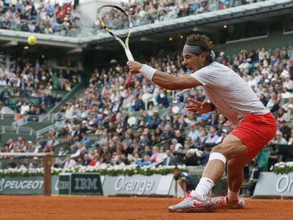 Nadal recupera una pelota ante Fognini. 