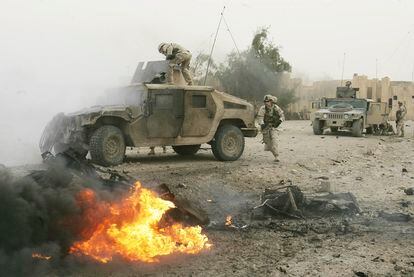 Soldados de EE UU junto a un coche bomba que acaba de explotar, en Abu Ghraib, el 3 de abril de 2005.