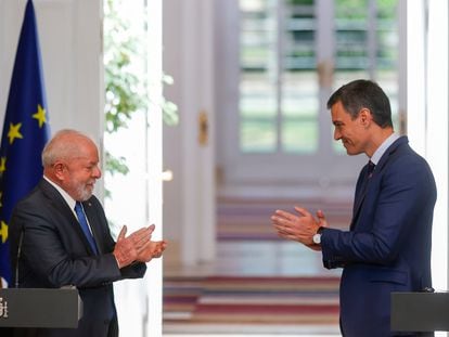 Lula da Silva, el mandatario de Brasil, junto a Pedro Sánchez, presidente del Gobierno español, durante una reunión a finales de abril, en Madrid.