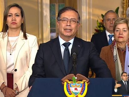 Gustavo Petro, acompañado de sus ministros, durante una alocución presidencial en la Casa de Nariño.