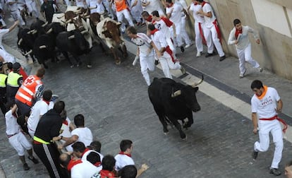 Un corredor en los encierros de las fiestas de San Fermín