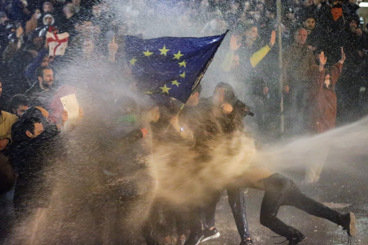 Más de 60 detenidos en Georgia y protestas contra una ley que limita la independencia de medios y ONG |  Internacional