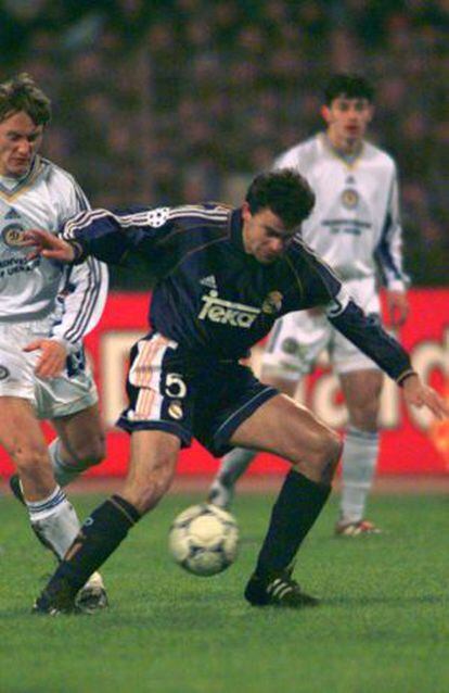 Manolo Sanchís pelea un balón durante un partido de Liga de Campeones en 1999