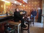 Germán y Laura, dos de los propietarios del bar de tapas Casa Filete, en la calle de San Bernardino.