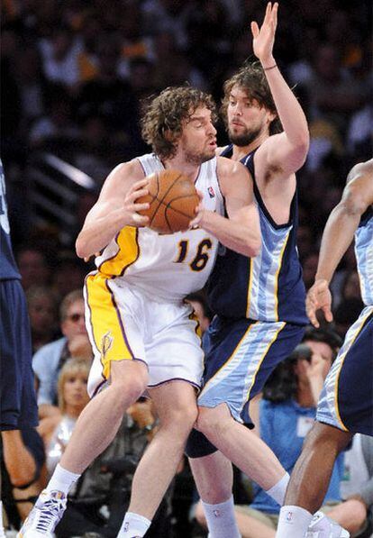 Pau y Marc Gasol, en un momento del partido