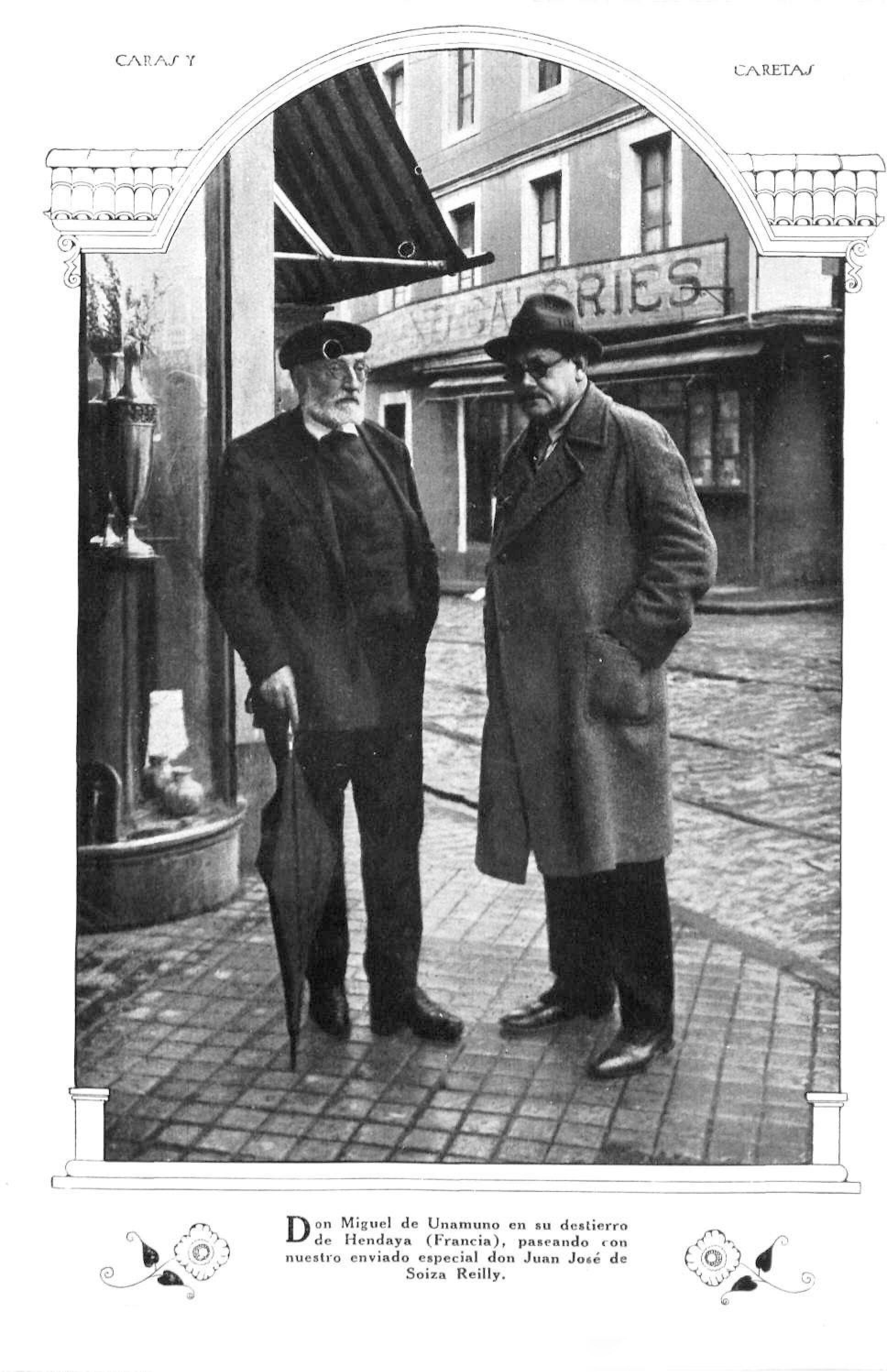 Miguel de Unamuno en su destierro de Hendaya (Francia), junto con el enviado argentino de la revista 'Caras y Caretas', Juan José de Soyza Reilly, en abril de 1929.