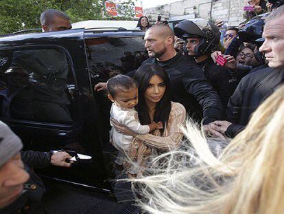 Kim Kardashian, con su hija North West, a su llegada a la iglesia armenia en Jerusalén.