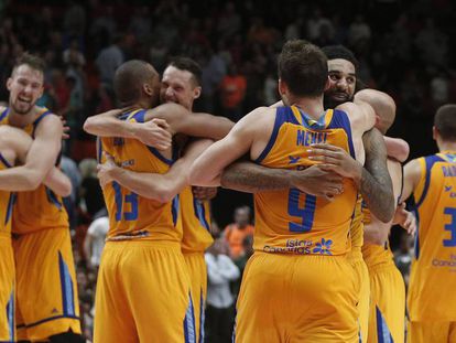 Los jugadores del Gran Canaria celebran la victoria ante el Valencia