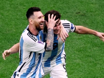 Lionel Messi y Julián Álvarez celebran uno de los goles, este martes en Qatar.