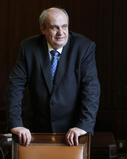 El rector Carlos Conde, en su despacho.
