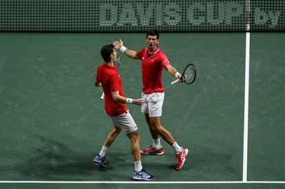 Djokovic y Cacic celebran su victoria ante Kazajistán en el Madrid Arena.