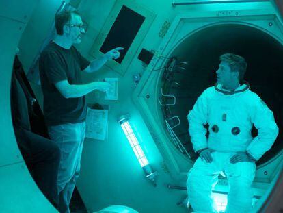 James Gray da instrucciones a Brad Pitt en el rodaje de 'Ad Astra'
