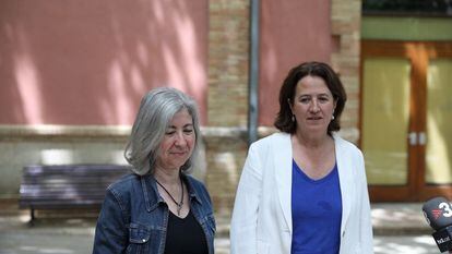 La nueva presidenta de la ANC, Dolors Feliu, junto a la saliente, Elisenda Paluzie.
