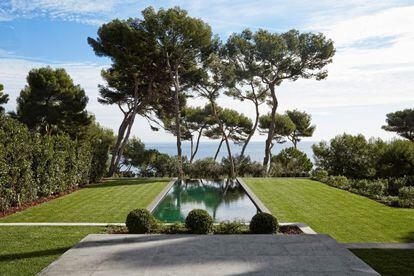 Villa Contemporánea en Cannes. inmobiliaria: Engel & Völkers ubicación: Cannes (Francia). Precio: 6,9 millones de euros. Villa contemporánea de 260 m2, enteramente amueblada, construida en un terrenos de 1.300 m2 frente al mar. Dispone de piscina y cuatro habitaciones.