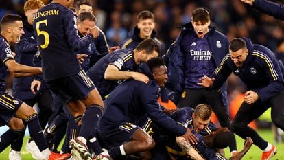 Soccer Football - Champions League - Quarter Final - Second Leg - Manchester City v Real Madrid - Etihad Stadium, Manchester, Britain - April 17, 2024 Real Madrid players celebrate winning the penalty shootout REUTERS/Carl Recine