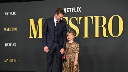 Bradley Cooper y su hija, Lea de Seine, en el pase de la película 'Maestro' en el Museo de la Academia de Cine de Los Ángeles, el 12 de diciembre de 2023.
