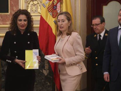 La ministra de Hacienda, María Jesús Montero, hace entrega a la presidenta del Congreso, Ana Pastor, del proyecto de Presupuestos.