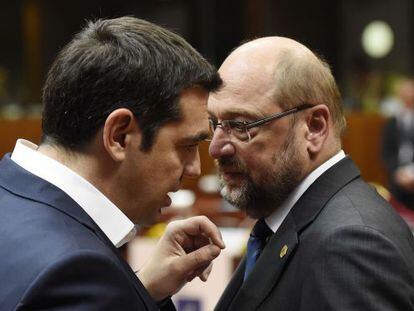 El primer ministro griego, Alexis Tsipras, y el presidente del Parlamento Europeo, Martin Schulz, en una cumbre en Bruselas el pasado 25 de junio.
