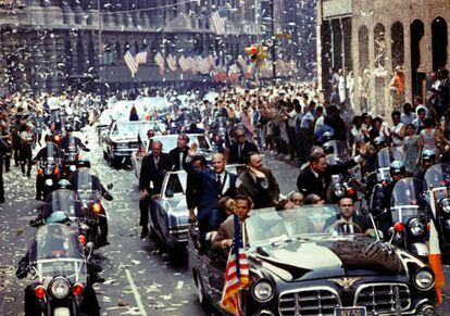 Los astronautas de la misión lunar Apolo 11 son aclamados por los ciudadanos durante un desfile celebrado en su honor en Nueva York, el 13 de agosto de 1969.