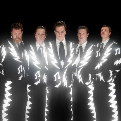 La banda The Hives.  En el centro, Howlin’ Pelle Almqvist.