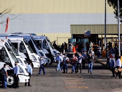 Trabajadores se van después de terminar su turno en la planta de GM en Silao en 2020