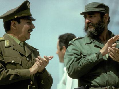 Raúl Castro, izquierda, acompañado de Fidel Castro, durante un evento público en 1978.