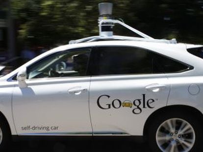Un coche autom&aacute;tico de Google en marcha.