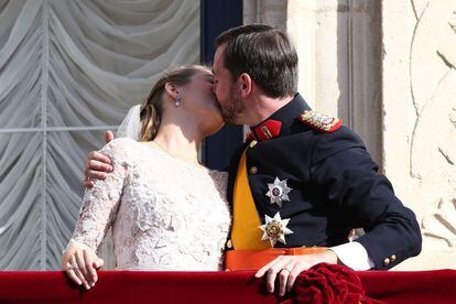 El real beso en el balcón de los príncipes Guillermo y Stéphanie.