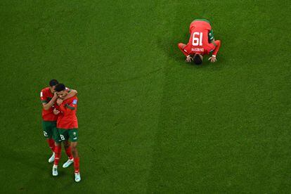 Youssef En-Nesyri besa el césped del estadio Al-Thumama de Doha tras anotar su gol ante Portugal. 