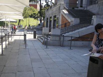 Una pareja de turistas miran un mapa a las puertas del Museo del Prado.