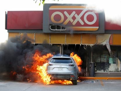 Una tienda de autoservicio en Celaya, Estado de Guanajuato, incendiada por grupos delincuenciales, el 20 de junio de 2020.