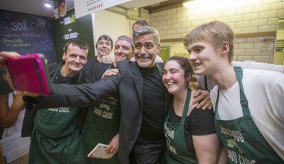 George Clooney posa con trabajadores de la cafeter&iacute;a Social Bite Cafe, en Edimburgo, Escocia.