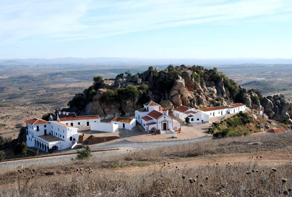 La ermita de la Vírgen de la Peña, a las afueras de Puebla de Guzmán (Huelva).