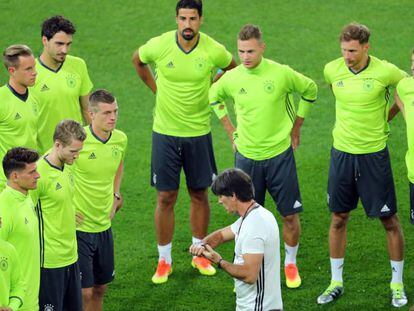 L&ouml;w, junto a sus jugadores, en el entrenamiento de Alemania.   