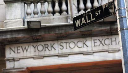 Un indicador de Wall Street frente al New York Stock Exchange, en Nueva York