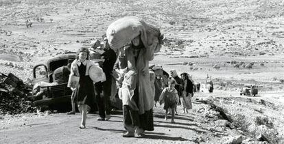 Ciudadanos &aacute;rabes cargan sus pertenencias en Palestina hace 50 a&ntilde;os.