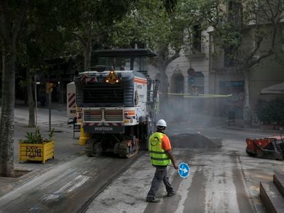 Inicio de las obras de la Superilla del Eixample, en la calle de Consell de Cent de Barcelona, el pasado mes de agosto.