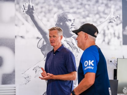 Steve Kerr, a la izquierda, charla con los jugadores del Mallorca junto a Javier Aguirre, técnico bermellón.