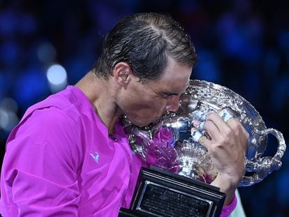 Rafa Nadal besa su trofeo tras ganar el Open de Australia, el pasado 31 de enero.