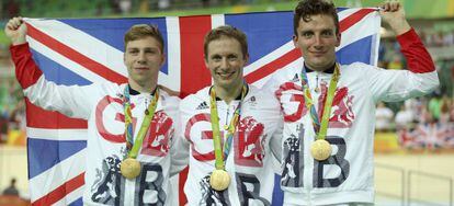 Los ciclistas brit&aacute;nicos Philip Hindes, Jason Kenny y Callum Skinner con sus medallas de oro.