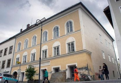 Imagen del edificio en el que nació Adolf Hitler en Braunau am Inn, al oeste de Austria.
